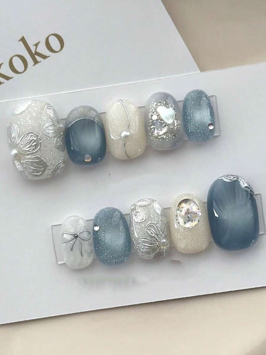10片手工短橢圓形美甲貼片，優雅藍白貓眼風，飾有銀色花朵與蝴蝶結水鑽，全覆蓋假指甲，適合日常佩戴、派對、約會，女性與女孩美甲手工穿戴式指甲