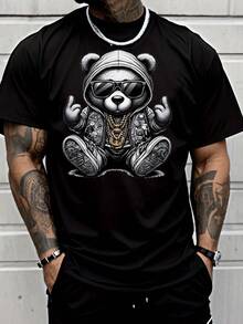 Camiseta masculina de manga curta estilo hip hop 2026 com estampa de urso estiloso, óculos da moda, capuz, corrente dourada e gesto obsceno. Ideal para o dia a dia, estilo streetwear e looks casuais. - Preto - Ver 1