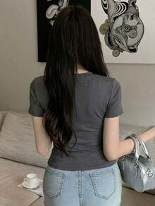 Camiseta de mujer de unicolor, cuello de pico, ajustada, con pliegues y manga corta, para verano - Gris Oscuro - Ver 4
