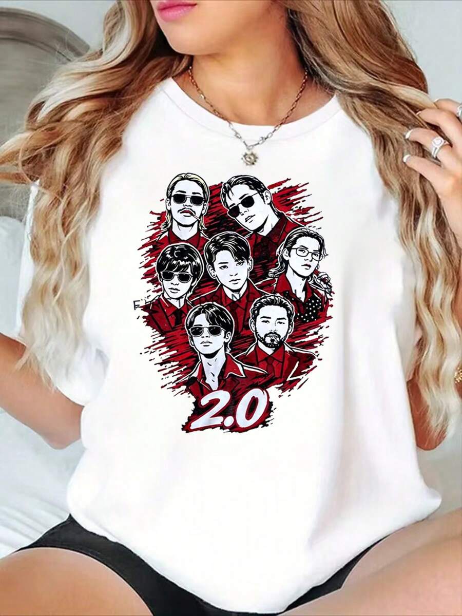 Camiseta estampada premium de verano para mujer, con una imagen de dibujos animados de un hombre con una camisa roja, utilizando un dibujo lineal en blanco y negro con relleno rojo, en estilo cómic americano. Las gafas de sol y el peinado impecable realzan la aura fresca y elegante, combinando perfectamente con la estética de diseño de los fans de grupos de ídolos. Camiseta estampada - Top casual de manga corta con cuello redondo para mujer, hecha de una suave mezcla de poliéster, corte holgado, un artículo de moda imprescindible para primavera y verano. - Blanco - Ver 1
