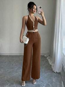 Set de 2 piezas para mujer: Top halter de cuello con recorte de contraste y espalda descubierta, y pantalones con bolsillo - Marrón - Ver 7