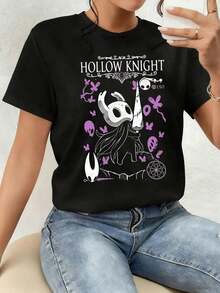 A Small Knight Wearing A White Mask, Surrounded By Purple Butterflies, Symbolizes Courage And Inner Peace In A Mystical World Filled With Luminous Life. This Women's T-Shirt Is Made From 100% Cotton, Making It Comfortable And Soft, Ideal For Everyday Wear. - 黑色 - 查看 1
