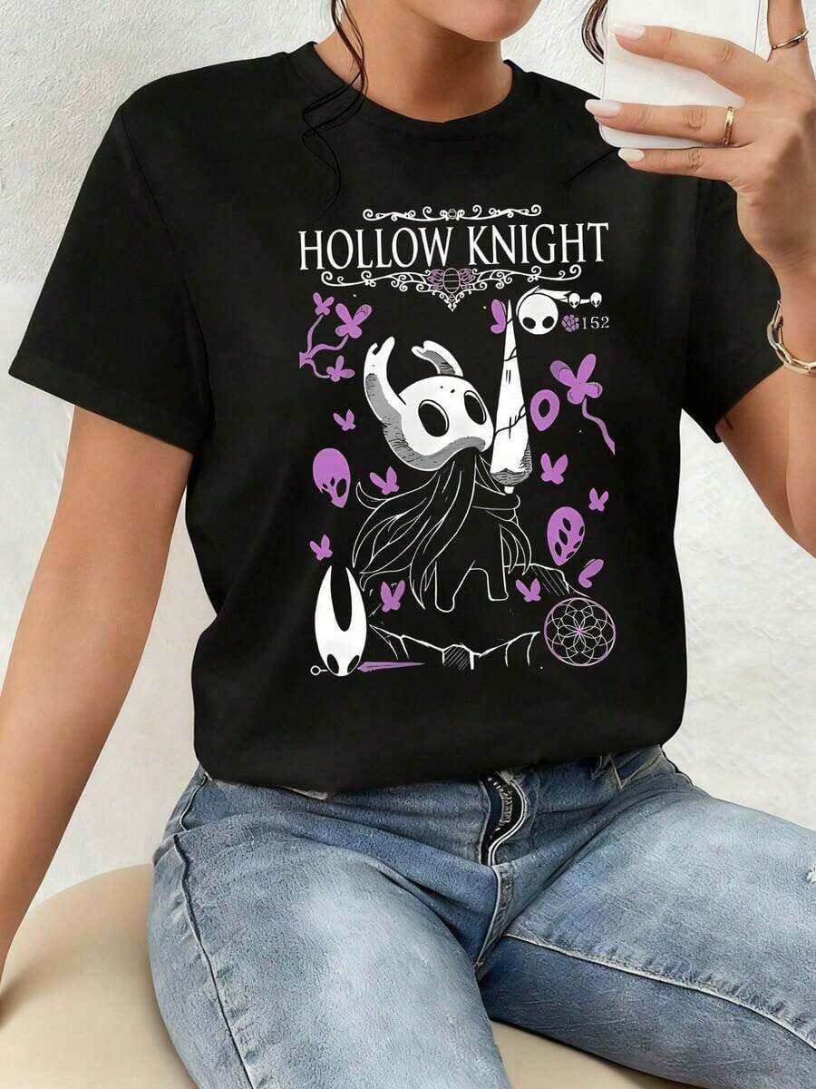 A Small Knight Wearing A White Mask, Surrounded By Purple Butterflies, Symbolizes Courage And Inner Peace In A Mystical World Filled With Luminous Life. This Women's T-Shirt Is Made From 100% Cotton, Making It Comfortable And Soft, Ideal For Everyday Wear. - 黑色 - 查看 1