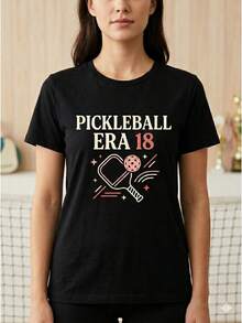 Camiseta Estampada para Mujer PICKLEBALL ERA 18 - Camiseta Casual Negra de Manga Corta y Cuello Redondo, con Corte Relajado para Todas las Estaciones, Perfecta para el Uso Diario y Atuendos de Vacaciones (Lavable aáquina). - Negro - Ver 1