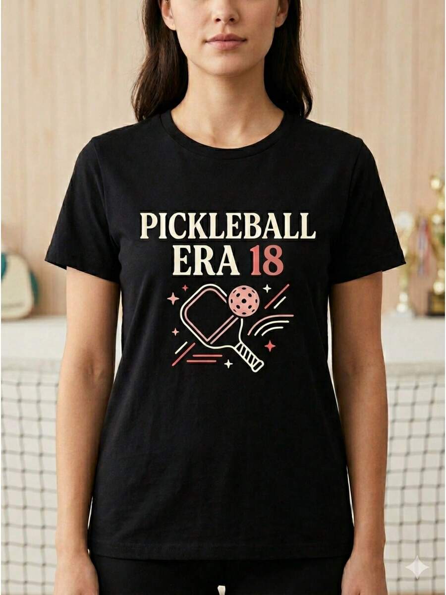 Camiseta Estampada para Mujer PICKLEBALL ERA 18 - Camiseta Casual Negra de Manga Corta y Cuello Redondo, con Corte Relajado para Todas las Estaciones, Perfecta para el Uso Diario y Atuendos de Vacaciones (Lavable aáquina). - Negro - Ver 1