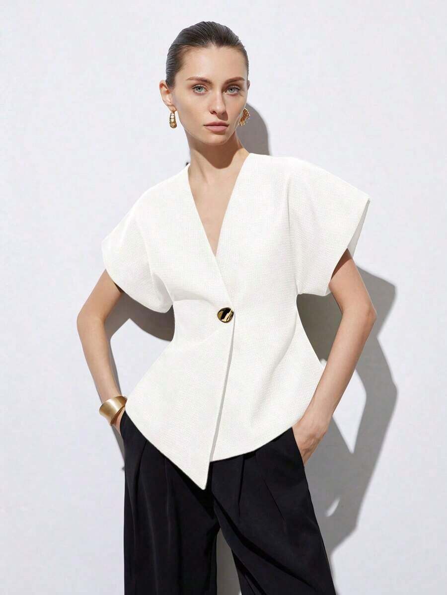 Chaqueta de mujer con cuello en V elegante, hombros anchos, bajo asimétrico, botones decorativos y mangas cortas, diseño minimalista y versátil para el uso diario - Blanco - Ver 1