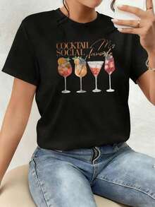 The Print Shows Four Glasses With Colorful Cocktails That Symbolize Joyful Moments Of Socializing And Celebrating Among Friends, Reflecting A Free, Optimistic, And Modern Spirit. Women's 100% Cotton Casual Comfortable T-Shirt Ideal For Everyday Wear. Comfortable Clothing. - 黑色 - 查看 1