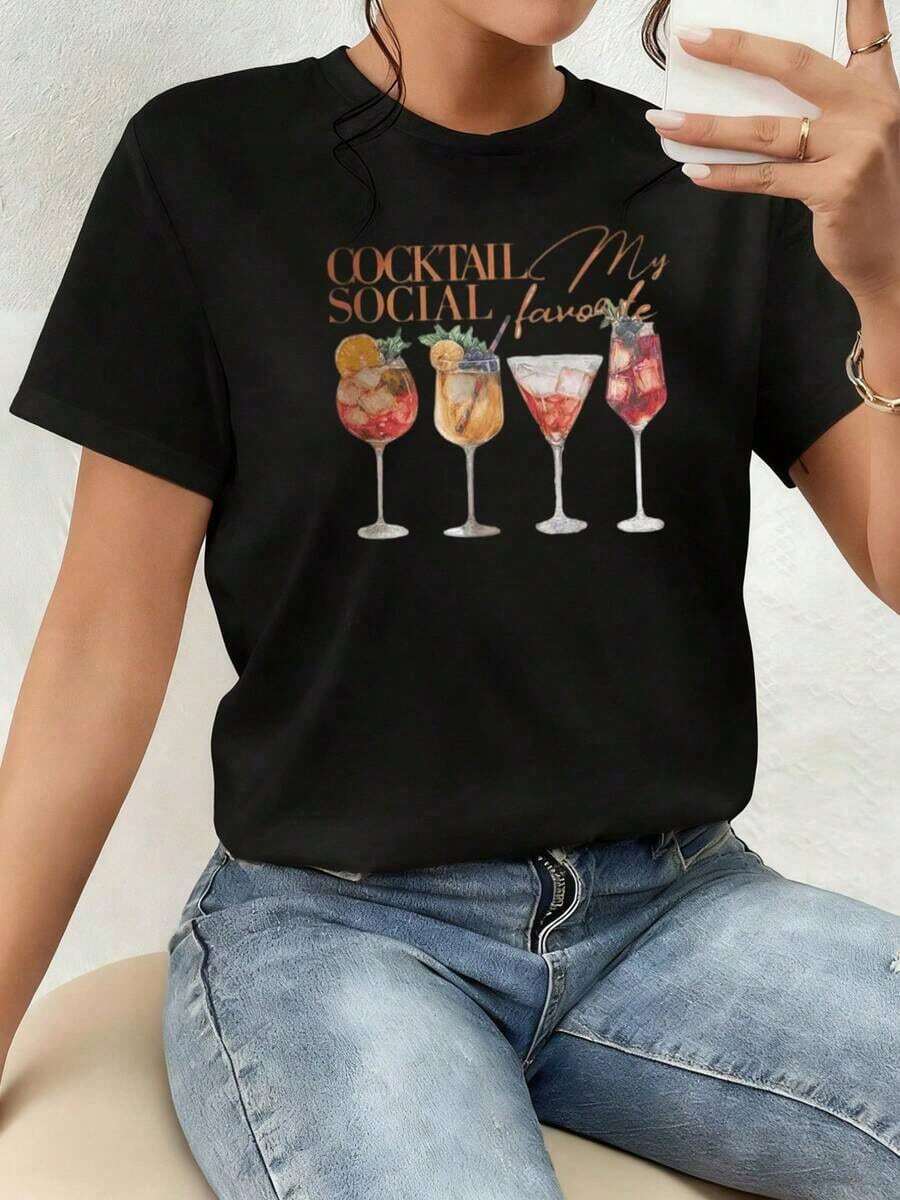 The Print Shows Four Glasses With Colorful Cocktails That Symbolize Joyful Moments Of Socializing And Celebrating Among Friends, Reflecting A Free, Optimistic, And Modern Spirit. Women's 100% Cotton Casual Comfortable T-Shirt Ideal For Everyday Wear. Comfortable Clothing. - 黑色 - 查看 1