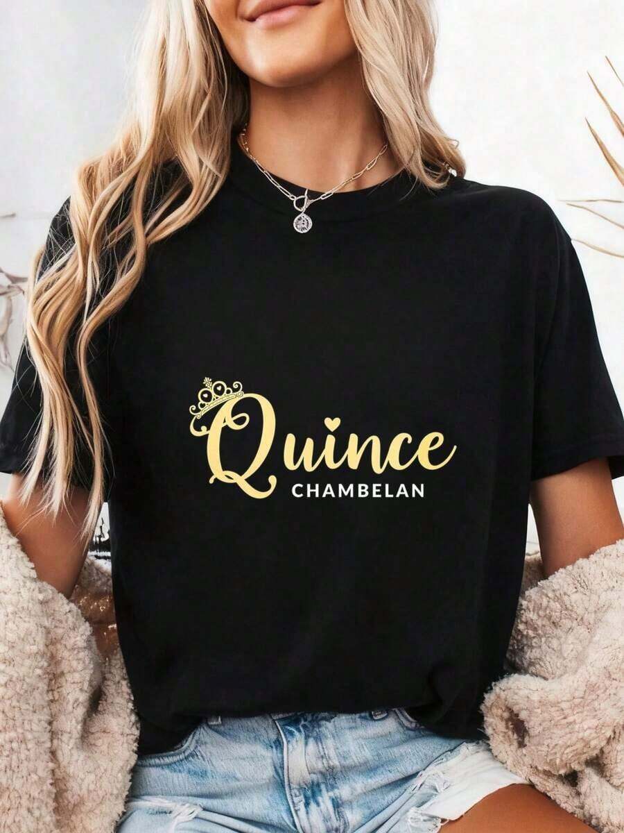 Quince Chambelan & Elegant Gold Crown, Women's Short-Sleeved T-Shirt With Elegant Text, Comfortable, Soft And Lightweight Fabric, Ideal Gift For Quinceañera Enthusiasts Or Lovers. 100% Cotton. - 黑色2 - 查看 1