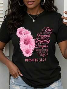 Camiseta de Moda para Mujer con Flores Rosadas y el Versículo Bíblico Proverbios 31:25: Ella Está Vestida de Fuerza y Dignidad y Ríe Sin Miedo al Futuro, Ideal para Ropa Casual y Atuendos Diarios.blusa casual mujer - Negro - Ver 2