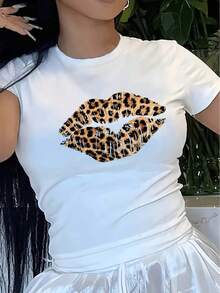 Camiseta Estampada para Mujer - Camiseta Casual de Manga Corta y Cuello Redondo Blanca con Diseño de Labios Besando en Estampado de Leopardo. Con un Corte Relajado para Todas las Estaciones, la Elección Perfecta Tanto para el Uso Diario Como para tus Atuendos de Vacaciones (Lavable aáquina). ¡Luce Chic y Salvaje! - Blanco - Ver 1
