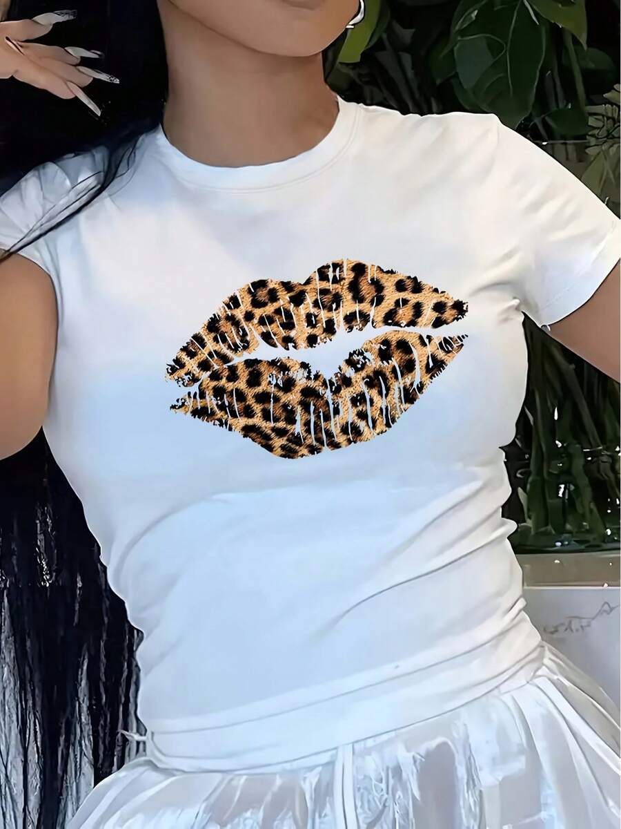 Camiseta Estampada para Mujer - Camiseta Casual de Manga Corta y Cuello Redondo Blanca con Diseño de Labios Besando en Estampado de Leopardo. Con un Corte Relajado para Todas las Estaciones, la Elección Perfecta Tanto para el Uso Diario Como para tus Atuendos de Vacaciones (Lavable aáquina). ¡Luce Chic y Salvaje! - Blanco - Ver 1