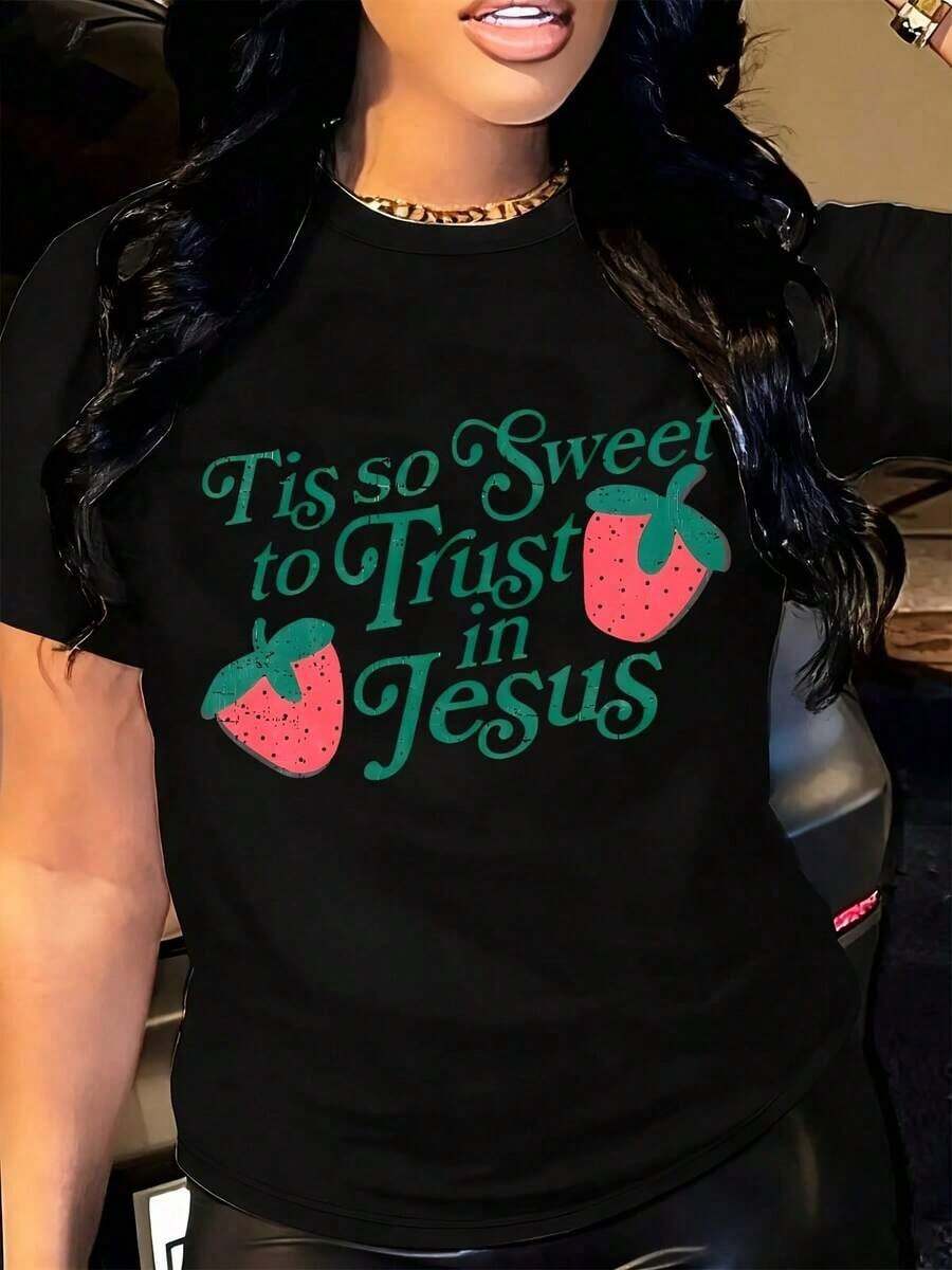 1 Piece Of Women's Fashion T-Shirt, Loose Fit, Round Neck, Short Sleeve, With Strawberry Print And The Graphic "It's So Sweet To Trust In Jesus", Ideal For Daily Wear And Religious Events, Soft. - 黑色 - 查看 1