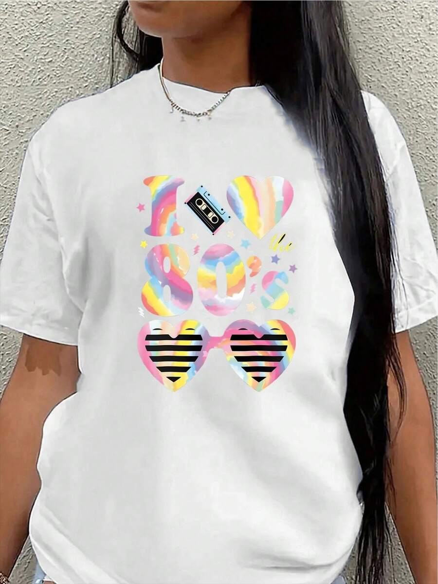Camiseta de manga corta con un vibrante estilo retro de los 80, estampada con las palabras "I love the 80s" y coloridos diseños de corazones y gafas. Es ligera y resistente, lo que la hace perfecta para ocasiones informales, fiestas, conciertos y uso diario.women's shirts - Blanco - Ver 1