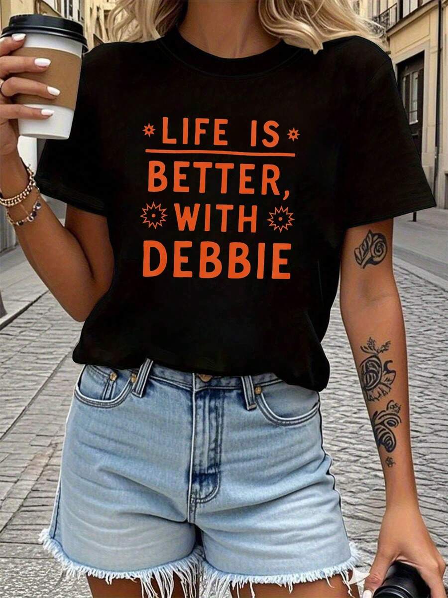 Women's Debbie Graphic Print T-Shirt - Casual Short Sleeve Crew Neck T-Shirt With Debbie Graphic, Spring/Summer Blouse, Comfortable Casual Wear With Medium Stretch, Machine Washable, Ideal For Branded And Stylish Events. Women's Casual Printed T-Shirt, Short Sleeve Crew Neck, Local Spring/Summer Urban Fashion. - 黑色 - 查看 1