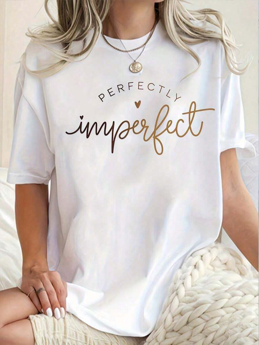 Camiseta casual de cuello redondo para mujer, estampada con el eslogan "Perfectly Imperfect", de corte holgado, mangas cortas, con diseño de letras, top moderno para primavera y verano. - Blanco - Ver 1