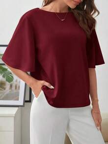 Camiseta elegante y minimalista de mujer con cuello de barco, hombros caídos y mangas cortas, de unicolor - Burdeos - Ver 6