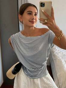 Camiseta de manga corta ajustada con hombros descubiertos y fruncidos a rayas para mujeres - Azul y blanco - Ver 4