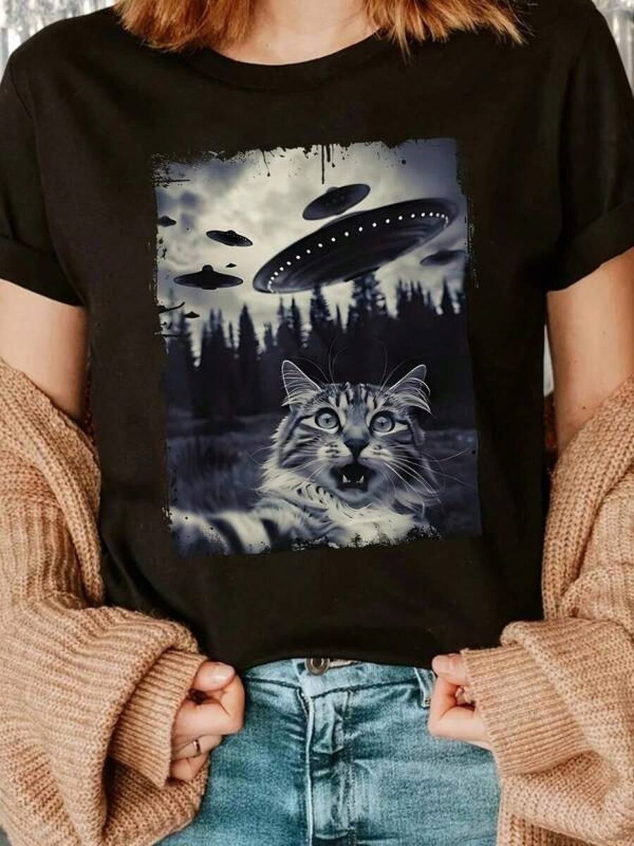 1 Piece Unisex Loose Fit T-Shirt 180g 100% Pure Cotton, Y2K T-Shirt With A Surprised Cat Design Under Spaceships In A Mysterious Landscape, Perfect For Lovers Of Unique Fashion And Mexican Pop Culture, Ideal For Highlighting Your Bold And Creative Style On Any Occasion, Ideal For A Casual And Fun Look - 黑色 - 查看 1