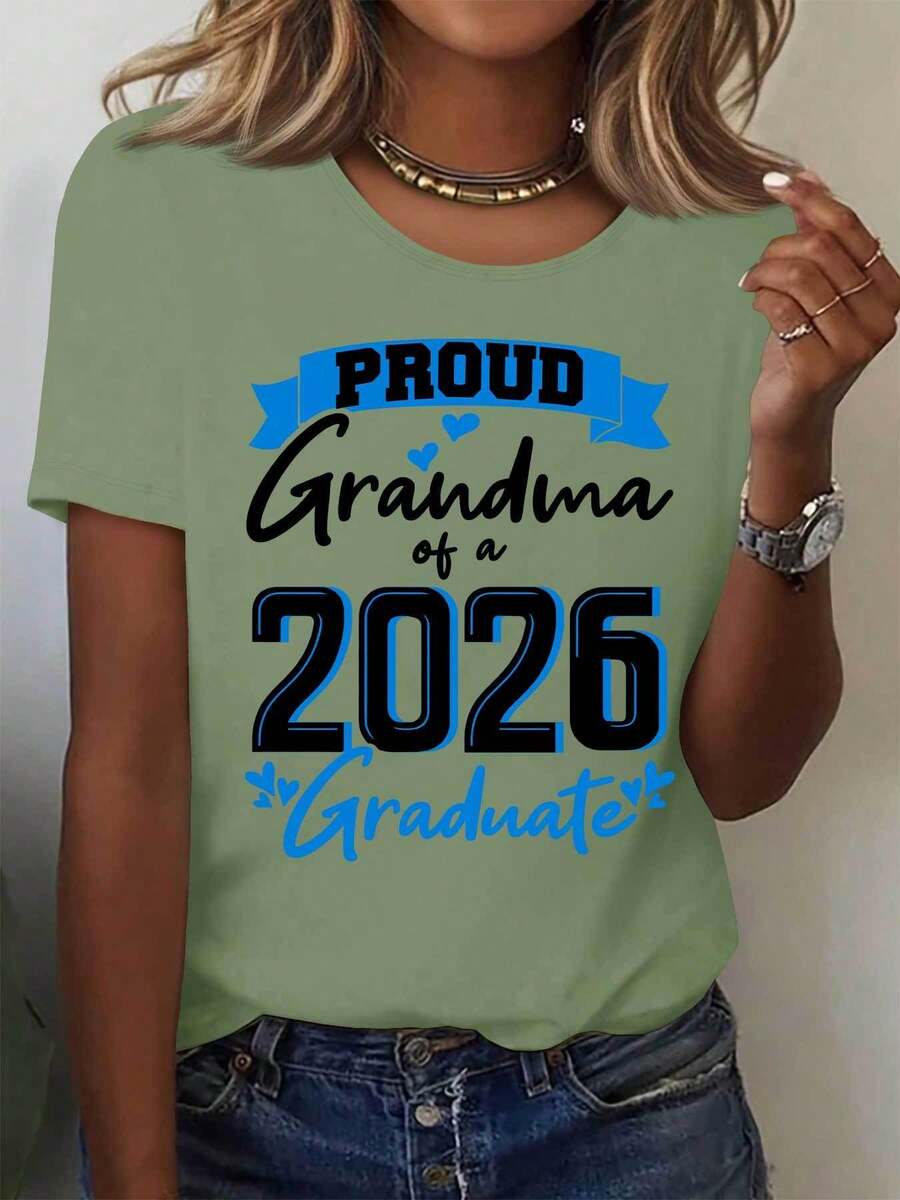El diseño de la camiseta es "Abuela Graduada con Orgullo 2026". Es una camiseta holgada, deportiva, ideal para fiestas, linda, elegante, moderna, un buen regalo, suave, lavable a máquina, elástica, casual para el hogar, con cuello redondo y manga corta. - Verde - Ver 1