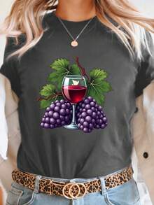 La camiseta Cozy Comfy Lounge presenta un diseño de copas de vino y uvas, con mangas cortas y cuello redondo. Es perfecta para uso casual en verano y primavera, y es adecuada para ropa de hogar suave y relajada para mujeres. - Blanco - Ver 7