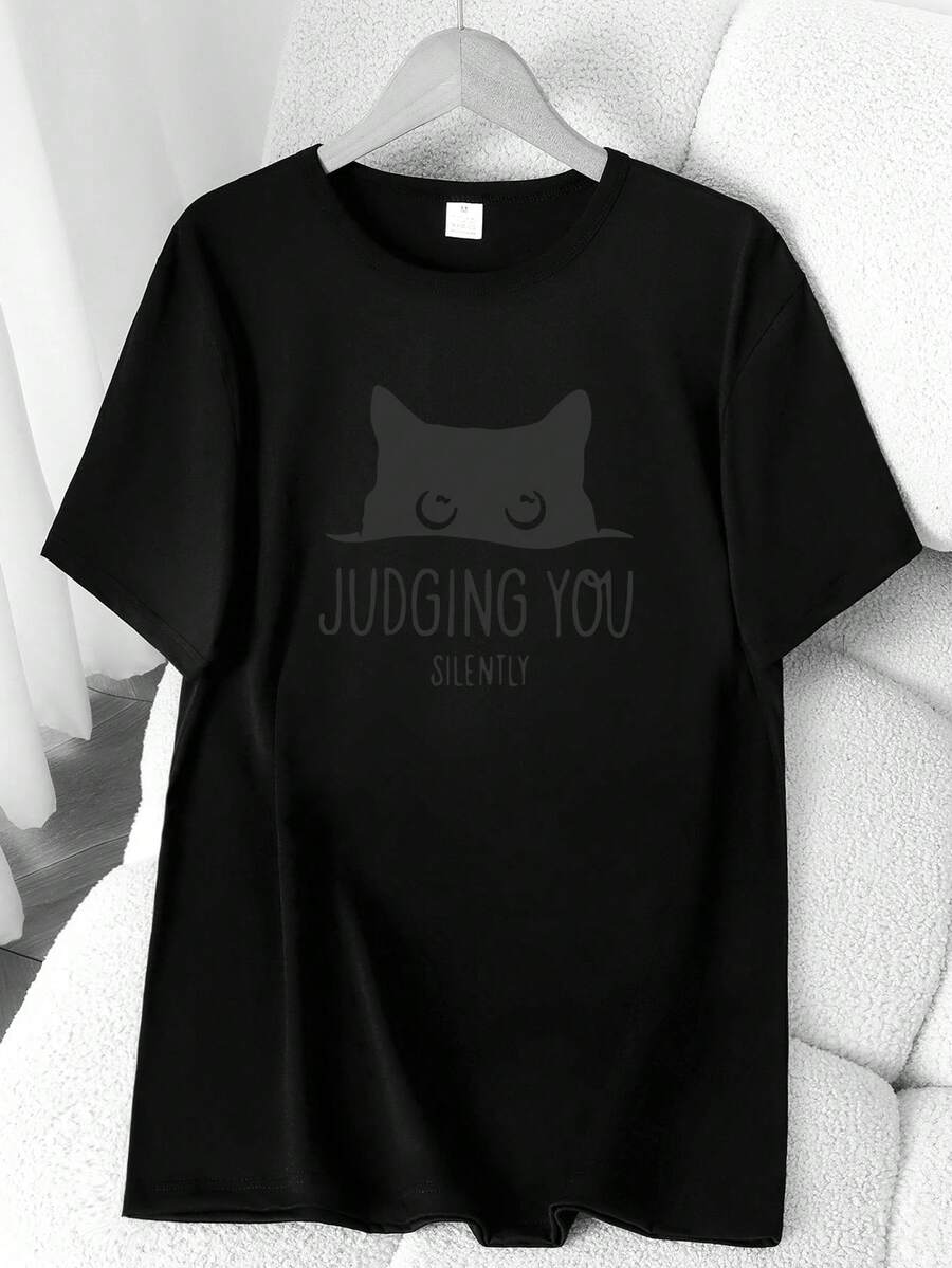 T-Shirt With "Judging You" Print. Available In 6 Colors, Short Sleeves, Round Neck, High-Stretch Casual Sports Top. Machine Washable. Suitable For Spring And Summer. Can Be Worn In All Seasons. Women's Clothing. Elegant Party Outfit, T-Shirt For Elegant Ladies, Blouses Suitable For Curvy Women, Casual Wear, Cool And Sweat-Free Summer Wear, Fun Letter Print. - 黑色 - 查看 1