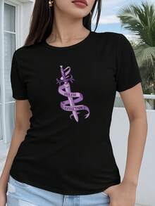 Women's T-Shirt, Regular Fit Short Sleeve - 2D Geometric Design Featuring A Purple Sword And Ribbon Intertwined With The Phrase "VIOLENT LITTLE THING" Printed On It, Casual Short Sleeve Round Neck Top Suitable For All Seasons, Available In Various Colors And Sizes, Holiday Fashion, Retro Aesthetic, Breathable Material, Fun Print. - 黑色 - 查看 1