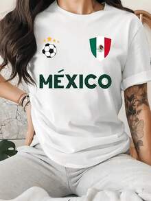 Elegante camiseta gráfica para mujer con escudo de la bandera mexicana, estampado de fútbol y estrellas, y tipografía MÉXICO en negrita. Ideal para apoyar el partido y para lucir un estilo patriótico veraniego. J8XS - Blanco - Ver 6