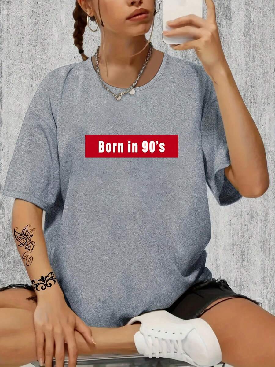 Plus Size Women's Casual Sports T-Shirt With "Born In 90's" Letter Print, Comfortable Fit Short Sleeve T-Shirt, Stylish And Breathable Casual Blouse For Women. - 淺灰色 - 查看 1