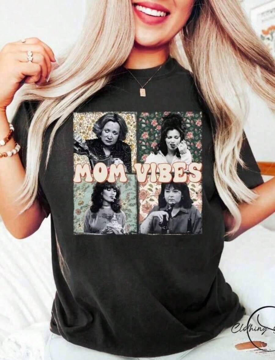 Camiseta Gráfica de Algodón, Talla Grande, Estilo de los 90, Camiseta con Estampado de "Mom Vibes", Camiseta Divertida para Mamá, Camiseta Cómoda para Mamá, Camiseta Retro para Mamá, Camiseta Linda de Sitcom, Regalo Genial para Mamá, Regalo para el Día de la Madre, Y2K, Camiseta Oversize para Hombre, Camisetas de Verano, Camiseta Casual Estampada para Mujer, Manga Corta y Cuello Redondo, Moda Urbana Local de Primavera/Verano. - Negro - Ver 1