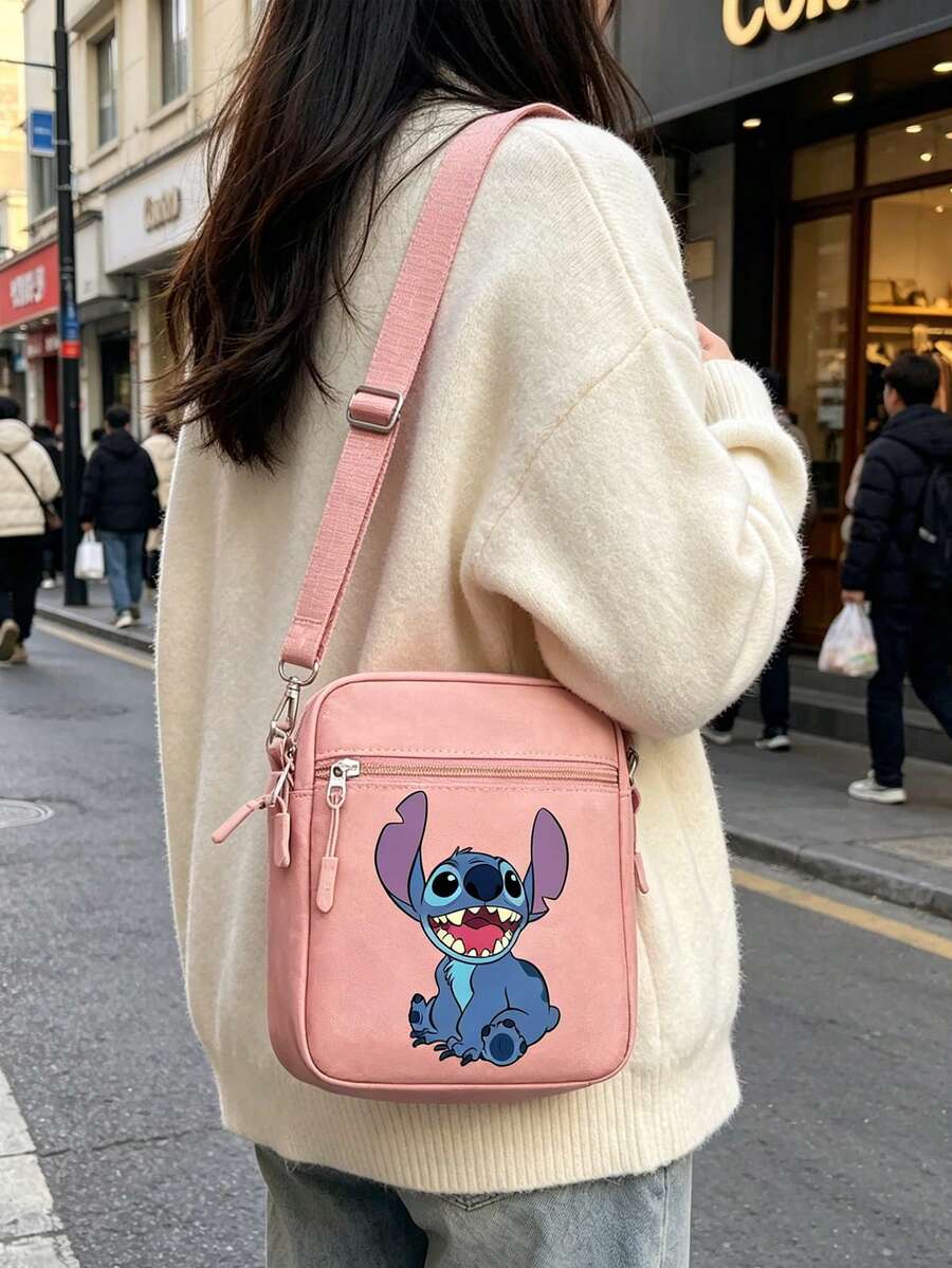 Túi đeo chéo màu hồng in hình Stitch cười của Disney, với hình ảnh Stitch vui tươi trên nền mềm mại, mờ. Được làm từ da giả bền chắc với dây đeo có thể điều chỉnh, khóa kéo an toàn và thiết kế nhỏ gọn nhưng rộng rãi, chiếc túi này hoàn hảo cho những chuyến đi chơi hàng ngày, thêm nét duyên dáng, hoài cổ cho trang phục thường ngày. - Nhiều kiểu dáng - Xem 1