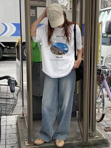 Women's Loose-Fitting T-Shirt With A Round Neck And Exquisite Print. Soft And Breathable Fabric, Comfortable To Wear, And Short Sleeves. Casual And Relaxed Fit, Versatile Style. Made From High-Quality 100% Pure Cotton (200 G). - 白色 - 查看 6