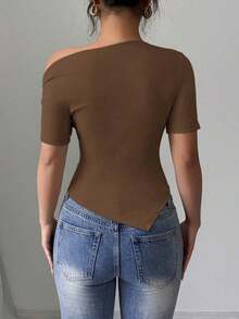 Camiseta de punto elástica de corte asimétrico con hombros oblicuos y volantes para mujer, de primavera/verano, camiseta de señora cómoda y de moda - Marrón - Ver 2