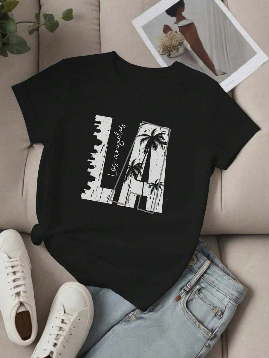 Women's Short-Sleeved T-Shirt With A Round Neck, Featuring A Graphic Print Of A City And Palm Trees. This Casual Urban Style Is Suitable For Everyday Wear, Casual Outings, Weekends, And Vacations, And Is Ideal For Spring And Summer. Domestic Shipping Available In Mexico. - 黑色 - 查看 1