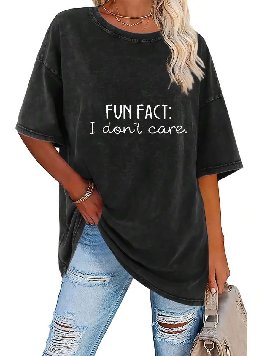 This Women's T-Shirt Features Edgy, Street-Style Slogans Printed In A Retro, Vintage-Inspired Pattern. It's A Black, Water-Washed, Short-Sleeved Tee With A Classic Crew Neck. The Fabric Is Soft, Comfortable, And Breathable, Giving It A Striking And Edgy Look. - 黑色 - 查看 1