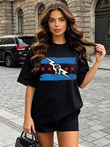 Camiseta de manga corta con cuello redondo suave y casual para mujer, el estampado gráfico de la bandera de Chicago es ideal para atuendos diarios que reflejan el orgullo de la ciudad. Negro. - Negro - Ver 2