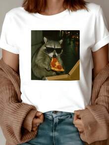 Mapache nocturno disfrutando de una porción de pizza bajo las luces urbanas representa la libertad y la curiosidad en ambientes modernos camiseta de mujer casual cómoda para uso diario - Blanco - Ver 8