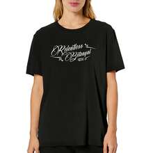 Plus Size Relentless OBetrayal Calligraphic Graphic T-Shirt – Stylish Casual Apparel Women's Fashion T-Shirt, Soft And Breathable Short Sleeve, Perfect For Daily Wear, Outdoor Activities, Travel, And Casual Style, Comfortable All-Day Fit! - 黑色 - 查看 1