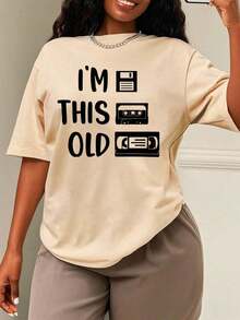 Classic Women's Size Style, Fun Retro T-Shirt With The Phrase "I'm This Age Now" And Vintage Cassette, Floppy Disk And VHS Design - 90s Style, Excellent Gift Idea, Women's Size T-Shirt, Perfect For Christmas Parties Or As A Gift, Soft And Comfortable Casual Blouses For Women. - 杏色 - 查看 6