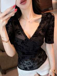 Camiseta corta de manga corta con cuello en V profundo asimétrico y nudo retorcido, ajustada y sexy para mujer, top de verano para salir - Negro - Ver 2