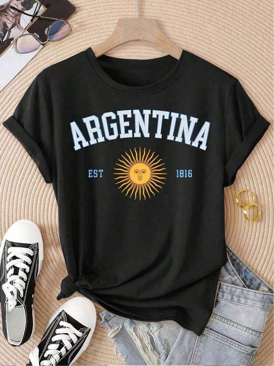 One Piece Of Stylish Women's Short-Sleeved T-Shirt, 100% Cotton, Printed With The Words "ARGENTINA EST 1816" And A Sun Design. Comfortable, Soft, And Breathable. Fashionable, Easy-To-Wear, Vintage, Cool, And Casual Tops, Suitable For Everyday Wear In Spring, Summer, And Autumn. Unisex Vintage Urban Style T-Shirt, Cotton, Short Sleeve, Round Neck, Breathable, Soft, And Versatile - 黑色 - 查看 1