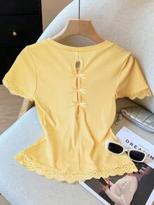 Camiseta de mujer de unicolor con cuello redondo, parche de encaje y manga corta con lazo en la espalda - Amarillo - Ver 7
