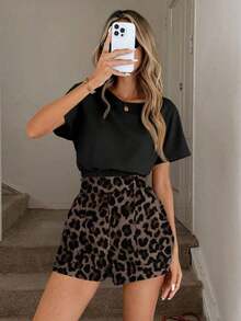 Conjunto de 2 piezas casual y elegante para primavera/verano con blusa de cuello redondo con estampado floral vintage y dobladillo recogido, y shorts con bolsillo con volante en la cintura - Multicolor 6 - Ver 1