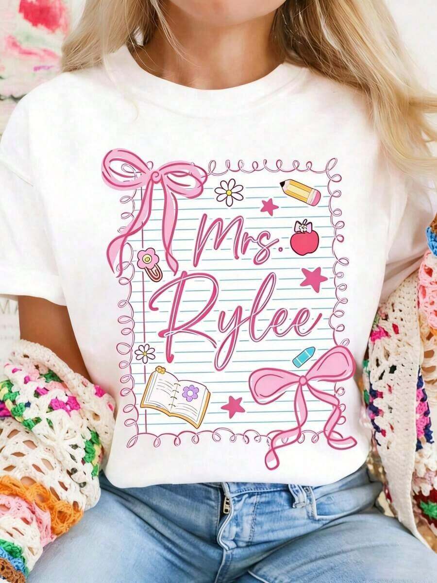 1 camiseta personalizada de maestra estilo coquette, camiseta preppy para el regreso a clases, camiseta de maestra coquette para el primer día de clases, camiseta femenina rosa con lazo coquette, camisetas para el equipo de maestras, regalo personalizable para ella, madre, hija, maestra, enfermera, temporada de juegos, 100% algodón, tallas S-2XL, 180g Algodón 100%. - Blanco - Ver 1