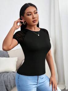 Camiseta gráfica para mujeres con mangas raglán de malla geométrica con contraste - Negro - Ver 6