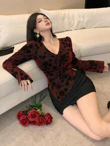 Blusa de mujer con cuello en V de malla con estampado floral, cordón ajustable, bajo asimétrico y mangas acampanadas.Adornada con lentejuelas brillantes, adecuada para verano, primavera y Día de San Valentín.Blusas de manga larga para mujer. - Burdeos - Ver 8