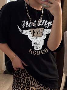 100% Pure Cotton, Breathable And Gentle On The Skin. Classic Crew Neck Design, Slim Fit, And Flattering For All Body Types. Fashionable Print With A Minimalist Style And High-Quality Finish. Unisex Design Perfect For Matching Outfits, Ideal For Everyday Wear, Dates, Leisure, And Streetwear – Versatile And Timeless. - 黑色 - 查看 7