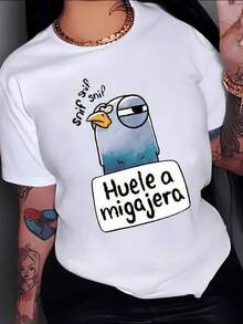 Un dibujo divertido de una paloma azul con semblante curioso que parece olfatear y muestra un texto con tono humorístico ideal para quienes aman las prendas únicas y alegres camiseta de mujer casual moderna cómoda para uso diario - Blanco - Ver 8