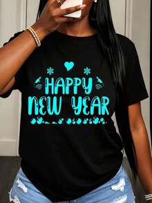Suave, transpirable y ligera para comodidad durante todo el día. Camiseta de manga corta para mujer con estampado de copo de nieve y corazón para celebrar el Año Nuevo, ideal para eventos festivos. Cuello redondo clásico con un corte relajado que favorece todas las formas del cuerpo y es fácil de combinar con jeans, pantalones cortos y leggings. - Negro - Ver 1