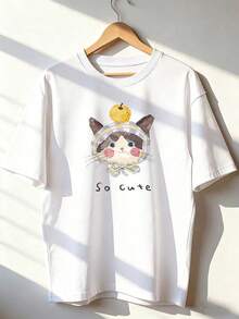 T-Shirt With Cat, Handkerchief, And Fruit, "So Cute" Text, Fashionable Short-Sleeved T-Shirt For Spring And Summer 2026, Made In Mexico, 180 Grams. Cartoon Print, Couple Design, Suitable For Indoor Or Outdoor Wear. Crew Neck, Unisex, Ideal For Office And Leisure. One-Pack. - WH-P631577SLNDXZGY599 - 查看 1